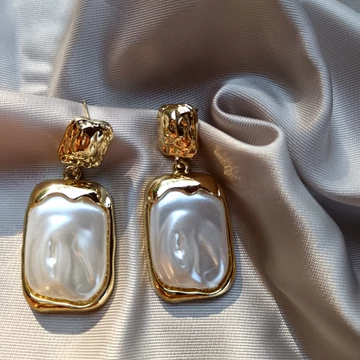 Lógós fehér márvány fülbevaló arany berakással