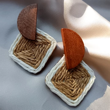 Gyékény különleges formájú fülbevaló, barna