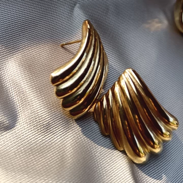 Nemesacél kagyló arany fülbevaló