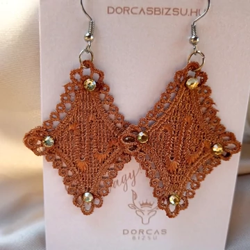 Horgolt barna színű trapéz fülbevaló