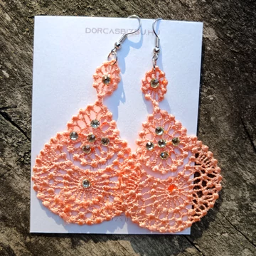 Horgolt lógós köves korall színű virágmintás fülbevaló