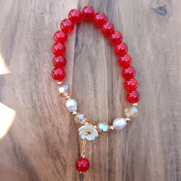 Piros virágos üveggyöngy karkötő