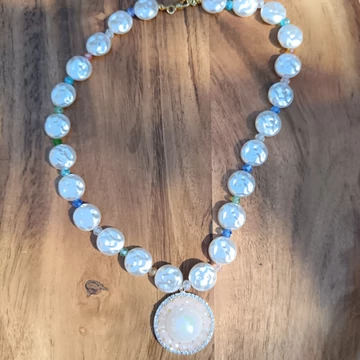 Színes teklagyöngyös nyaklánc – pink medál