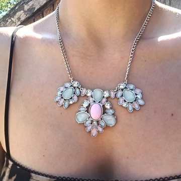 Virágos köves nyaklánc (szivárvány színű)