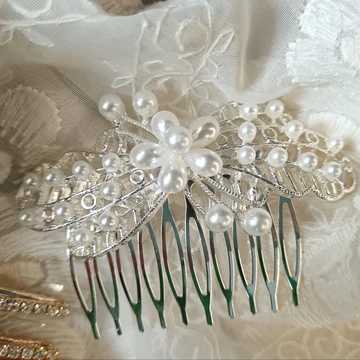 Lepkés kontyba való fésű