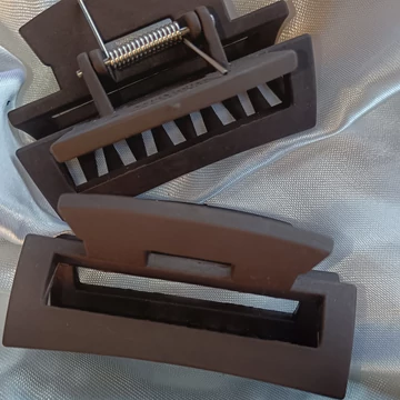 Kaucsuk gumi szögletes nagy hajcsat_Barna