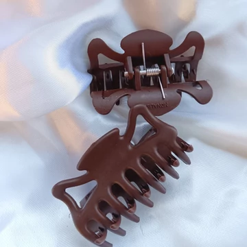 Kaucsuk törhetetlen hajcsat fodros közép méret BARNA