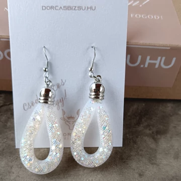 Fehér lógós fülbevaló