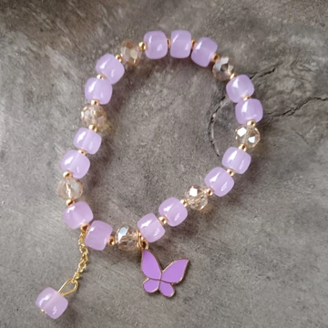 Üveggyöngyös karkötő lila, lepke medállal