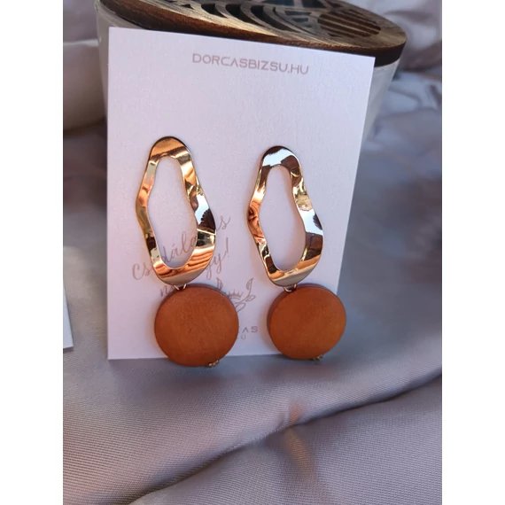 Fa anyagú lógós különleges mintájú fülbevaló