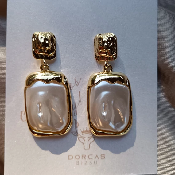 Lógós fehér márvány fülbevaló arany berakással