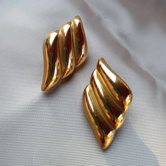 Nemesacél csíkos arany fülbevaló