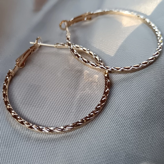 Arany nagy csavart karika fülbevaló