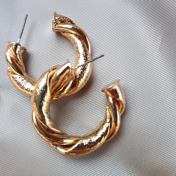 Fonott csavart arany karika fülbevaló