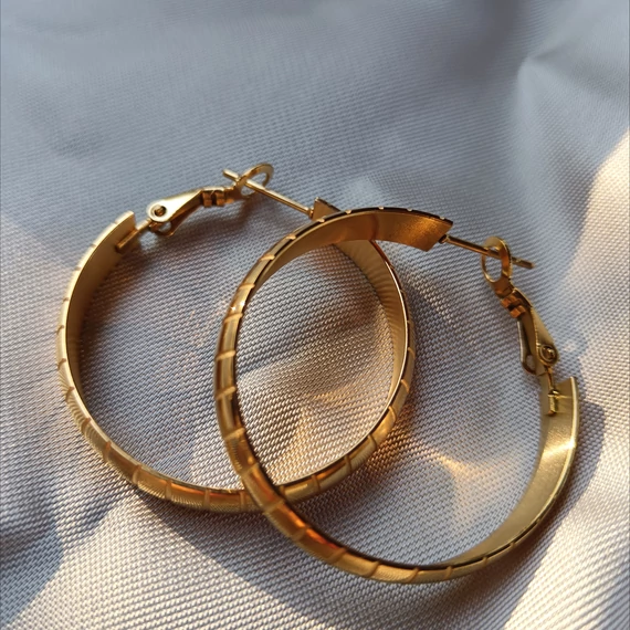 Nemesacél vastag csíkos arany karika fülbevaló