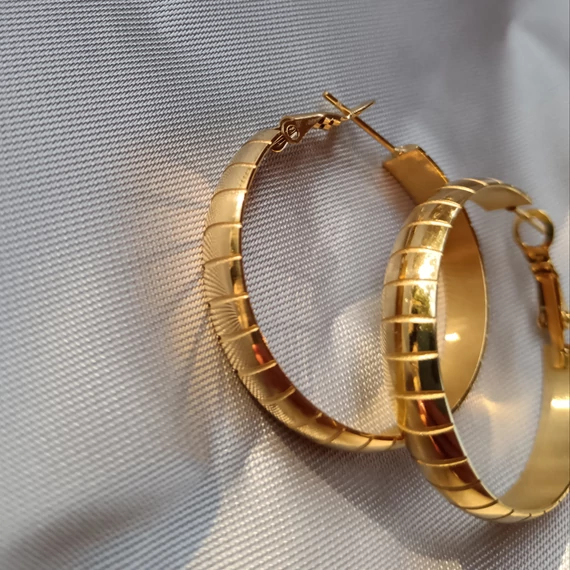 Nemesacél vastag csíkos arany karika fülbevaló