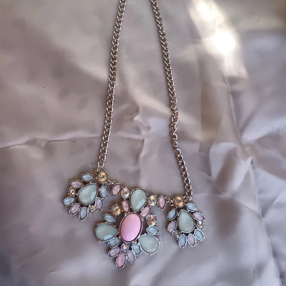 Virágos köves nyaklánc (szivárvány színű)