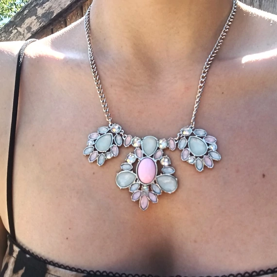 Virágos köves nyaklánc (szivárvány színű)