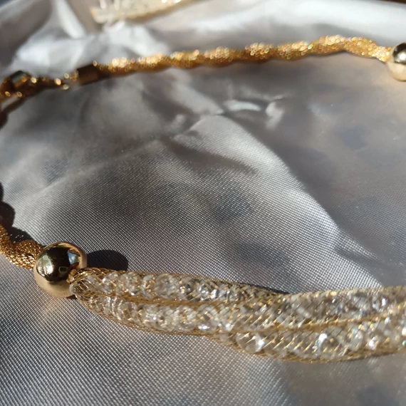 Fonott arany nyaklánc, kövekkel