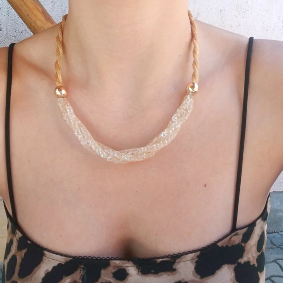 Fonott arany nyaklánc, kövekkel