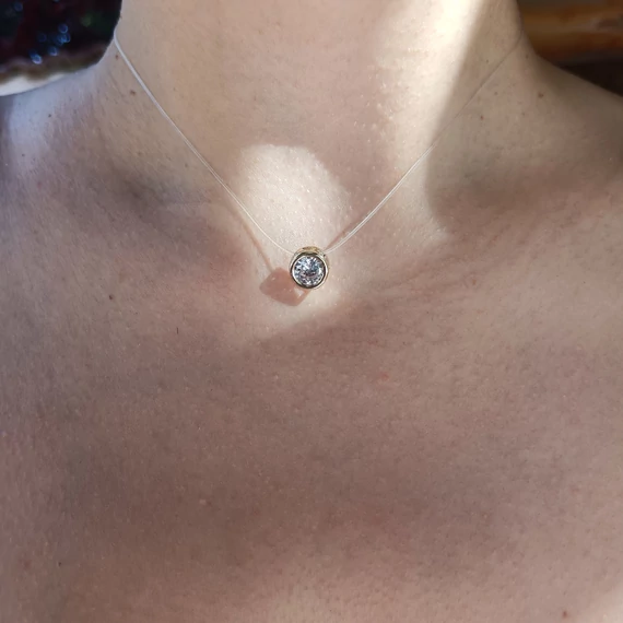 Arany kapcsos damil nyaklánc extra köves medállal